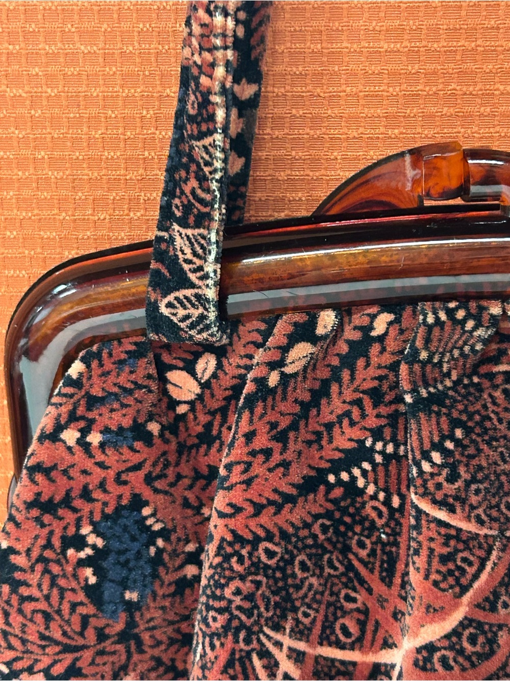 1970’s Carpet Baggers of America for Contempo velvet lucite bag - Picture 15 of 15